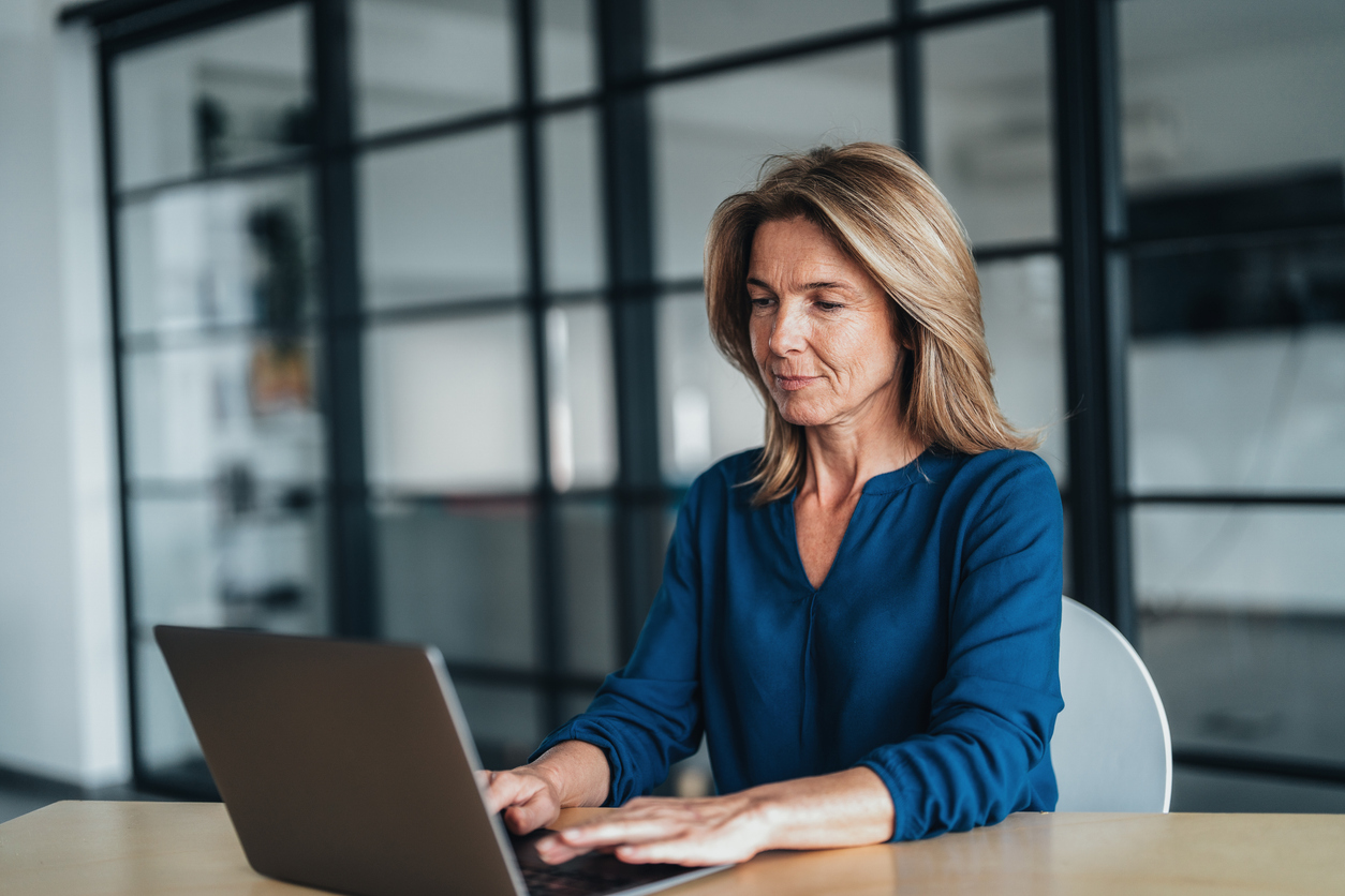 Twee collega's bekijken een document